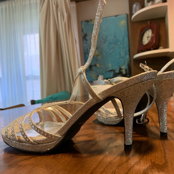 I. Miller Silver Heels 🍷 - Picture 2 of 4